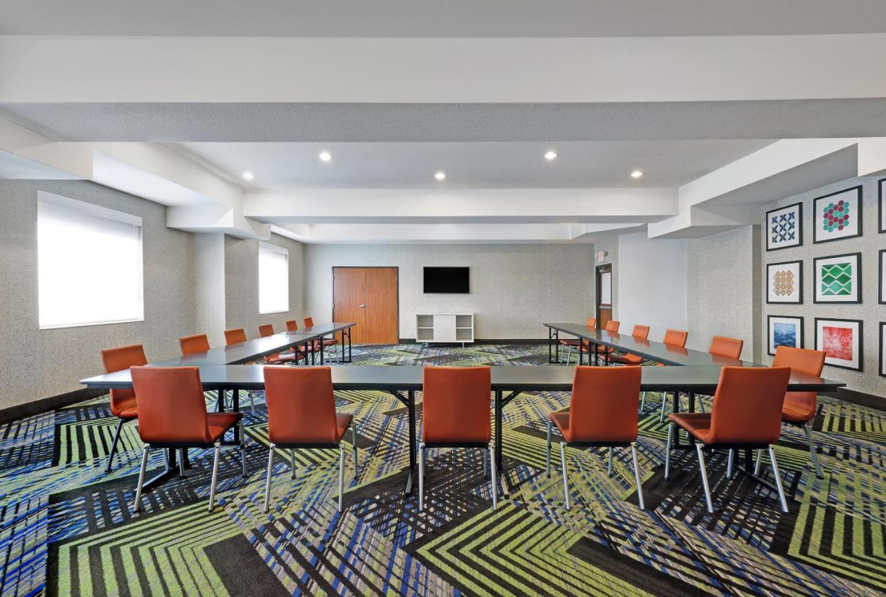 Holiday Inn Express Newport By Ihg Экстерьер фото