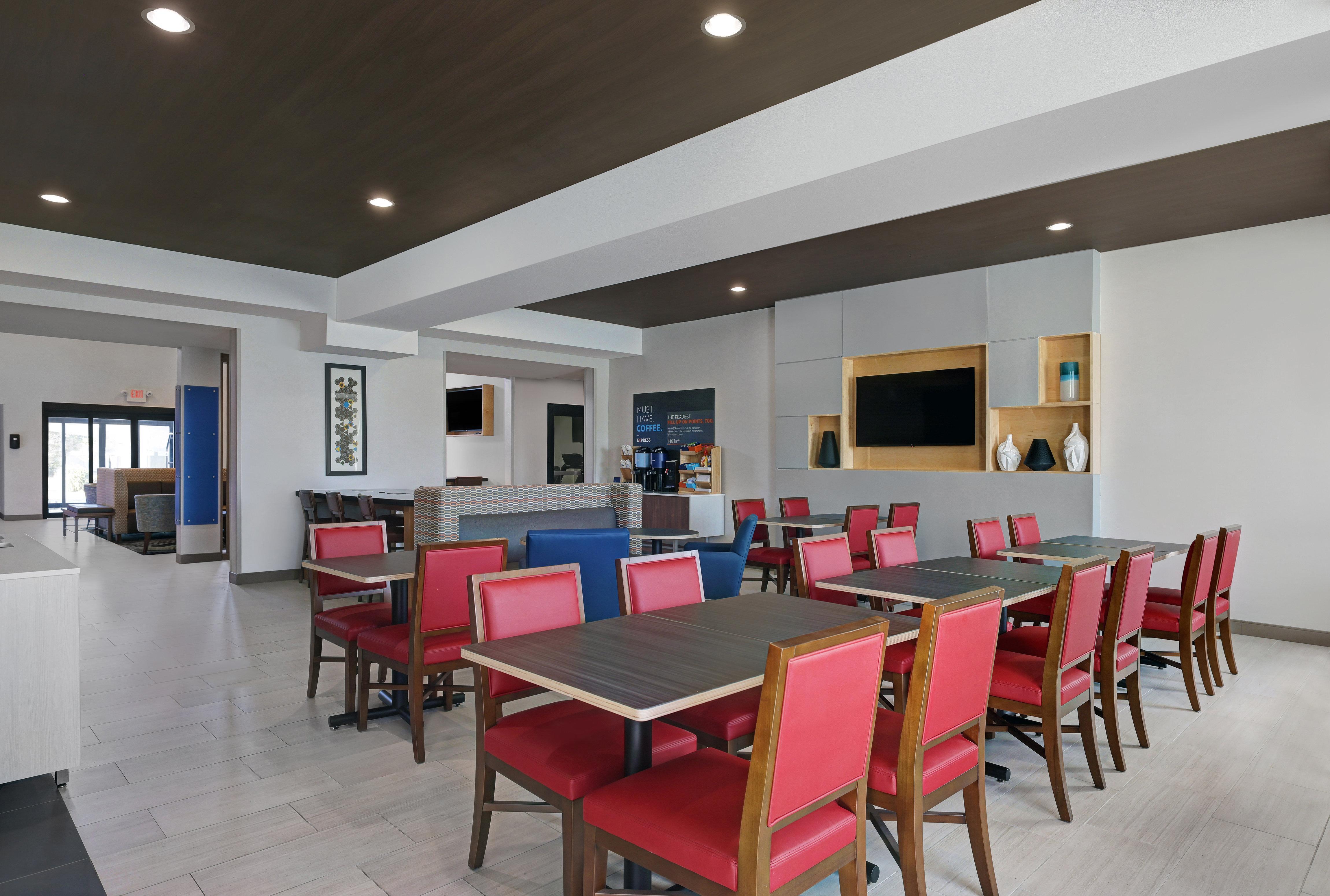 Holiday Inn Express Newport By Ihg Экстерьер фото