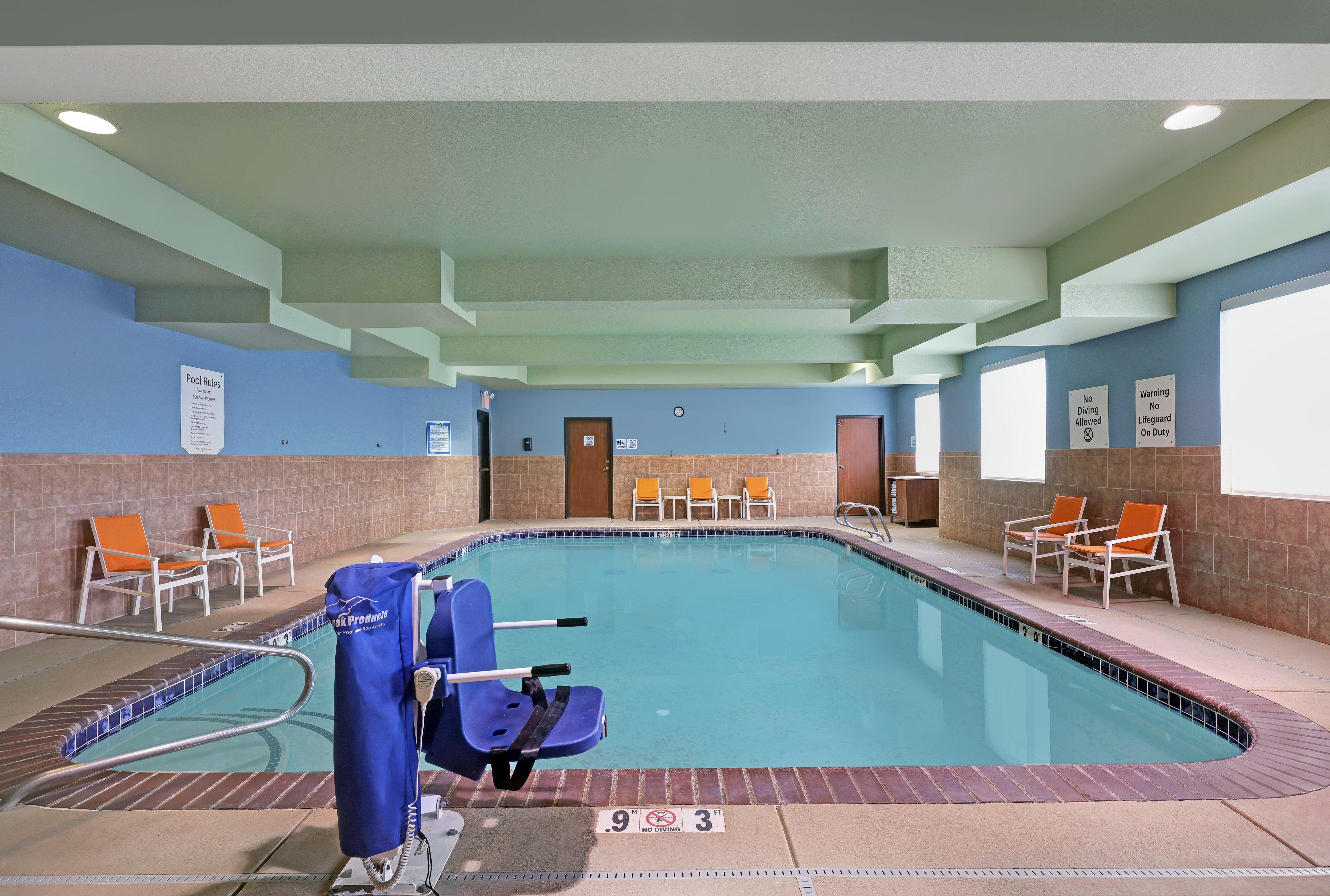 Holiday Inn Express Newport By Ihg Экстерьер фото