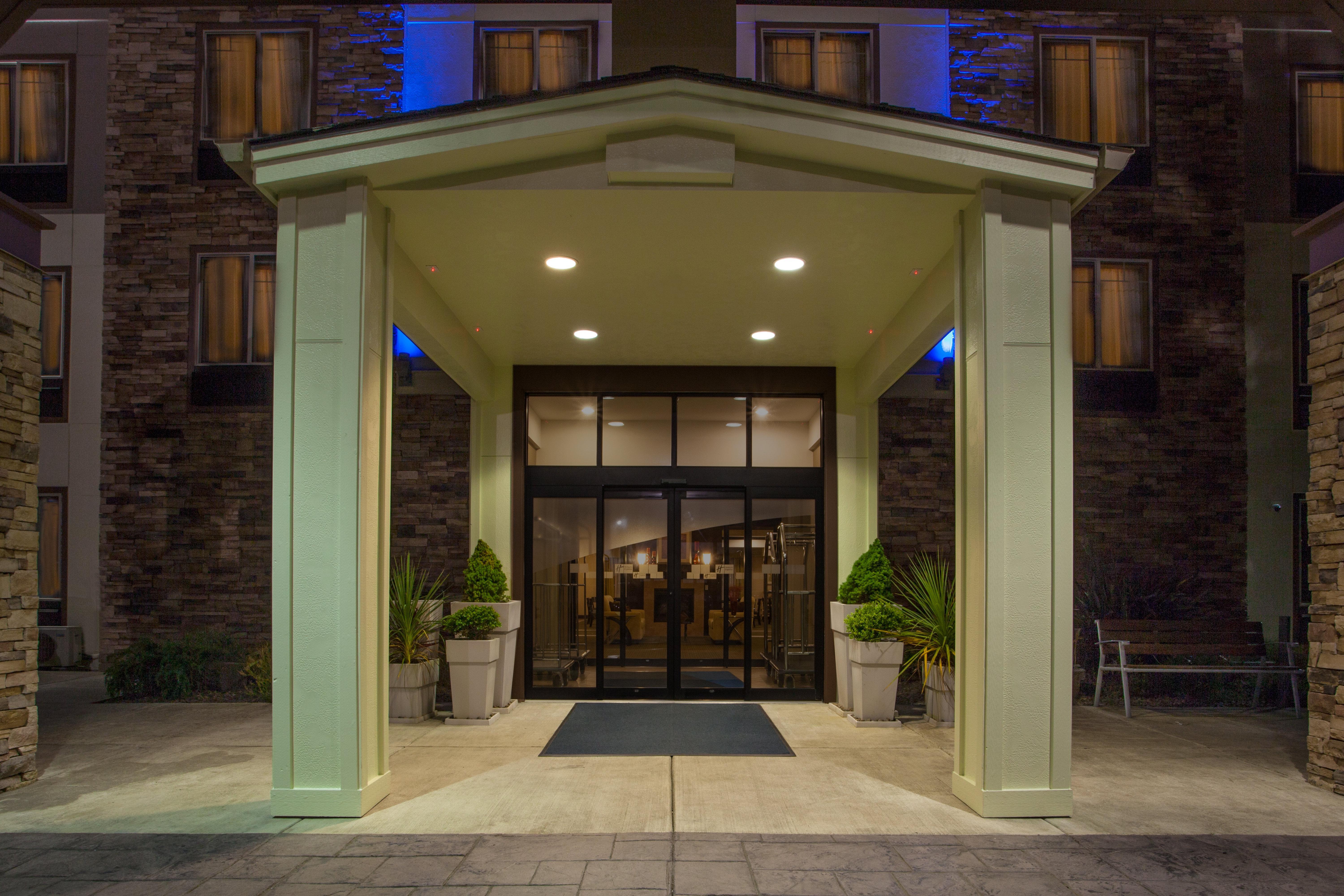 Holiday Inn Express Newport By Ihg Экстерьер фото
