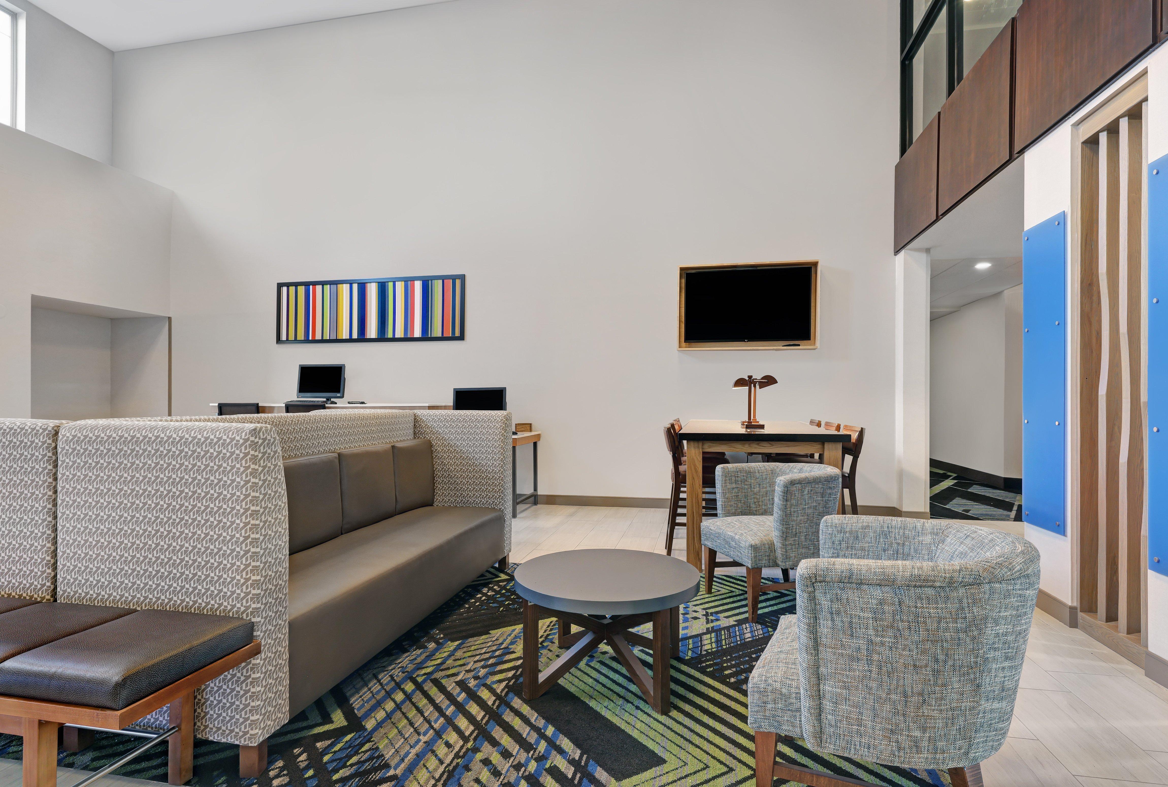 Holiday Inn Express Newport By Ihg Экстерьер фото