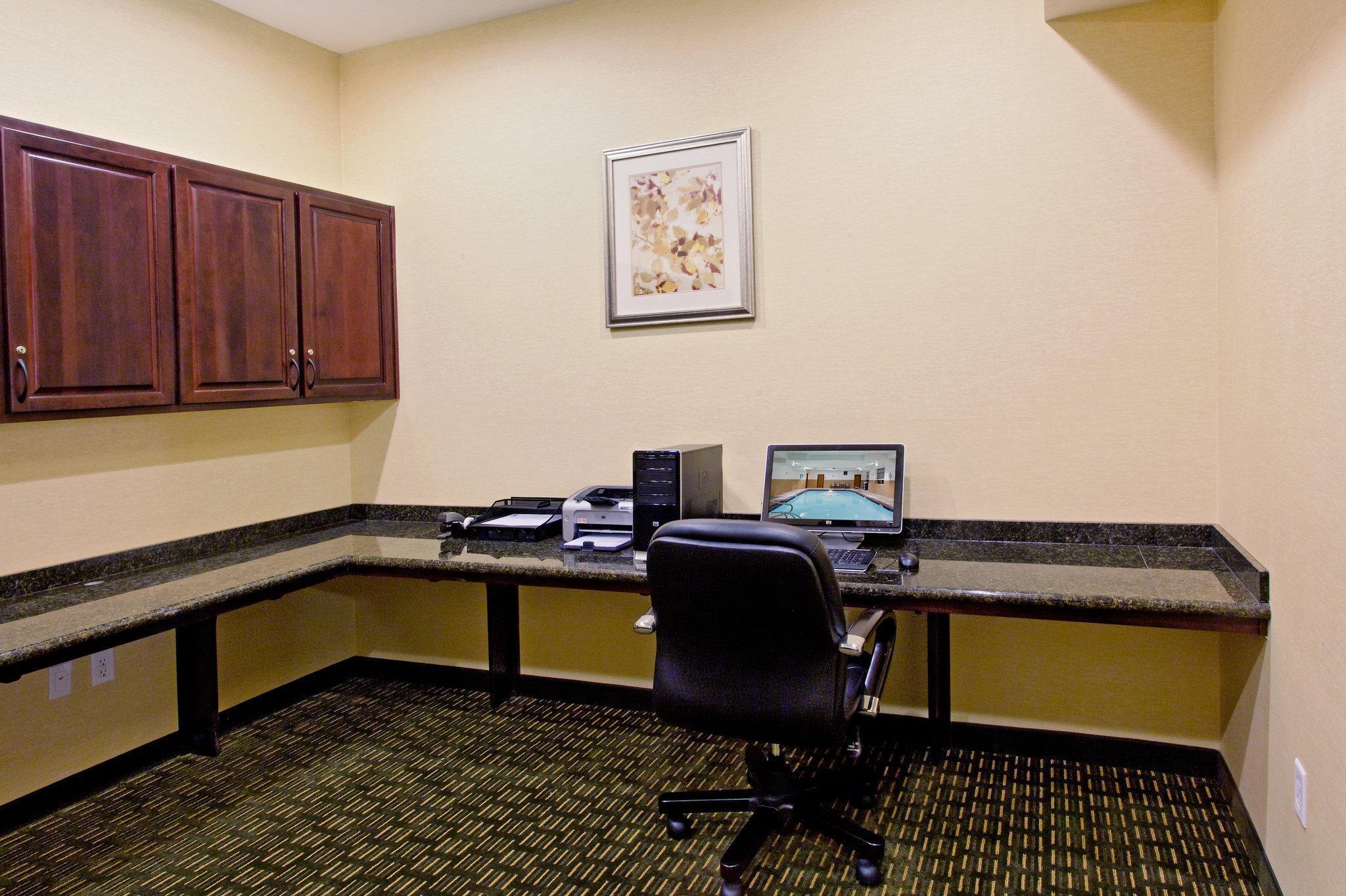 Holiday Inn Express Newport By Ihg Экстерьер фото