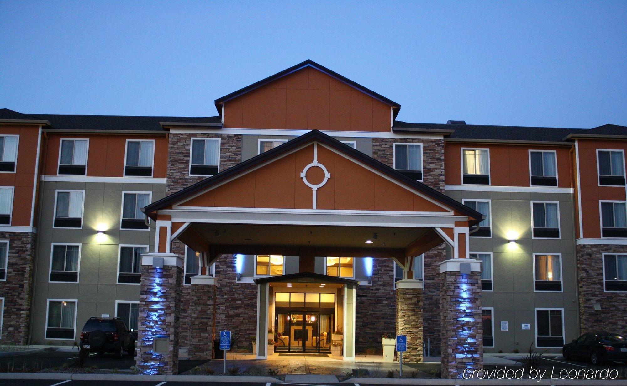 Holiday Inn Express Newport By Ihg Экстерьер фото