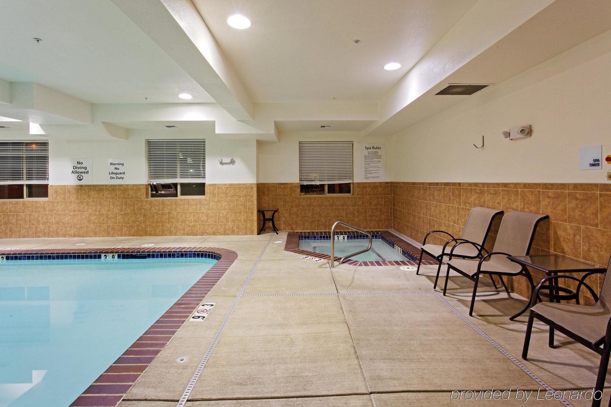 Holiday Inn Express Newport By Ihg Удобства фото