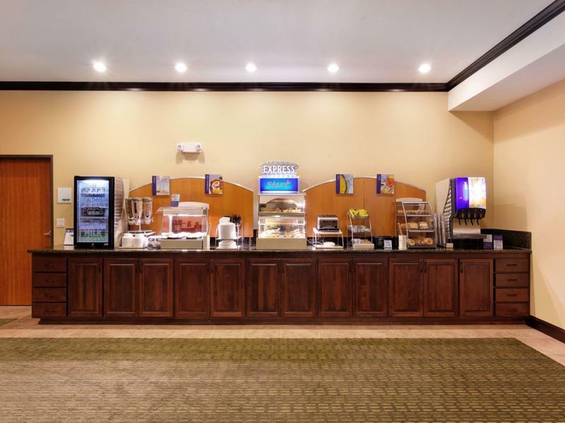 Holiday Inn Express Newport By Ihg Экстерьер фото